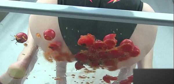  Tomato food crush messy